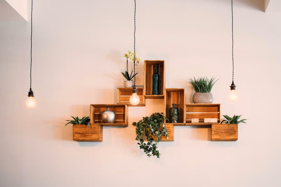 Perete-galerie cu fotografii inramate intr-un apartament luminat natural