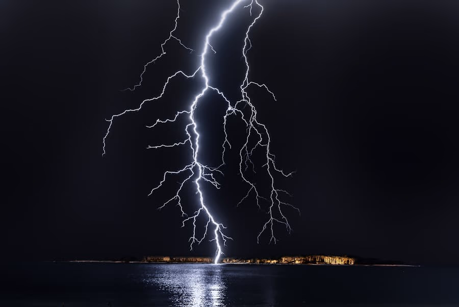 Reflexii ale orasului in balti dupa ploaie, creand o imagine-oglinda a orizontului