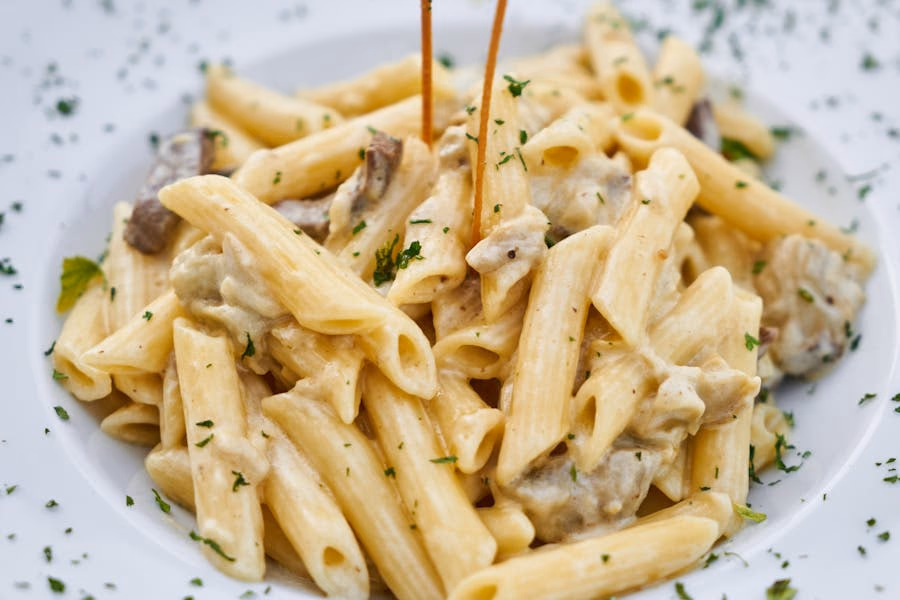 Masa servita cu preparate toscane traditionale si vin Chianti