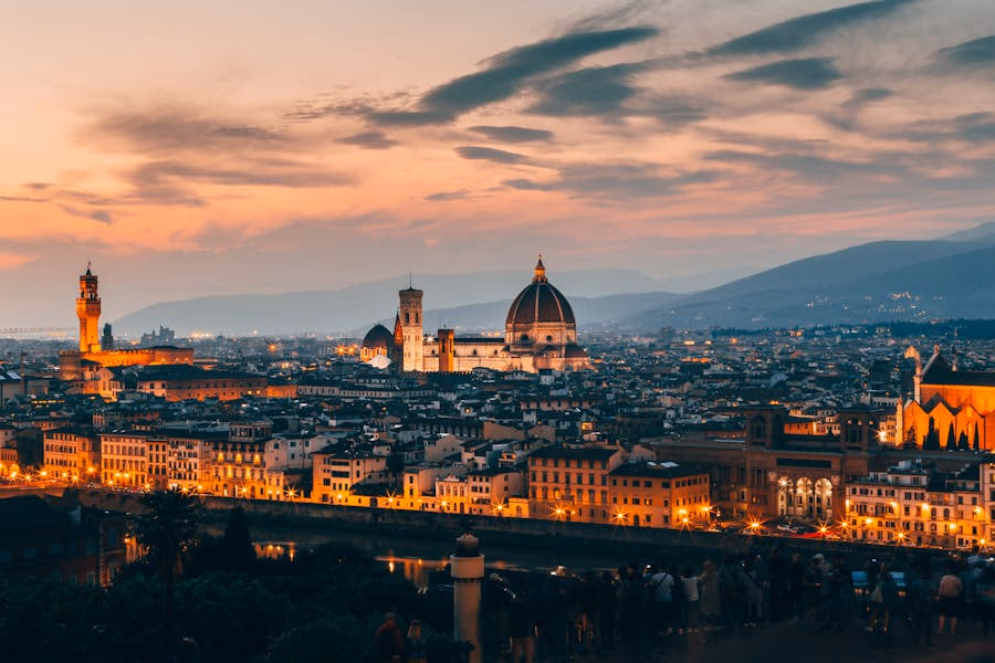 Vedere aeriana a Domului din Florenta cu cupola lui Brunelleschi dominand orizontul